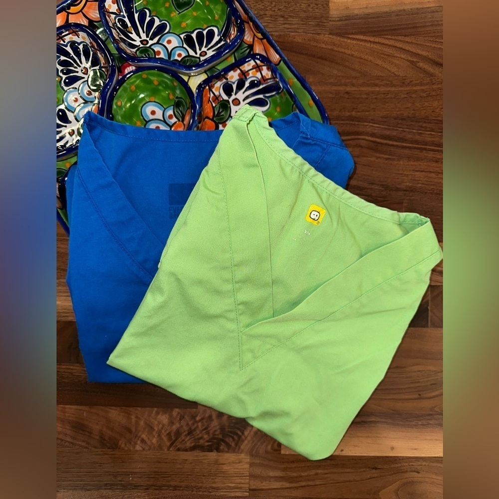 EUC Set of 2 top scrub green and Eletrical blue size Xs Wonder Wink 😜